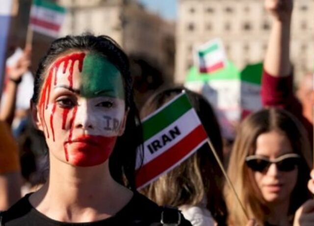 İranda hicab taxmayanların şəxsiyyət vəsiqəsi bloklanacaq