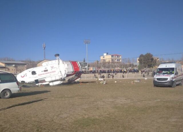 <p>Nazirin olduğu helikopter qəzaya uğradı</p>