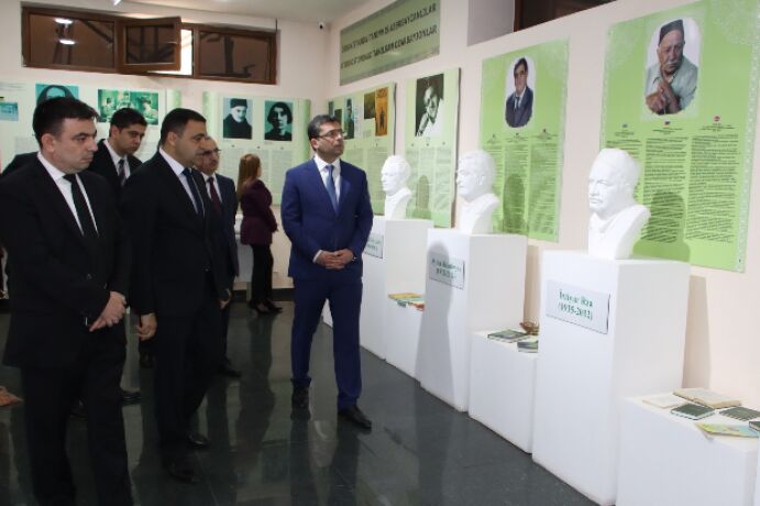 <p>Daşkənddə səfərdə olan Azərbaycan media qurumları ilə işlər üzrə dövlət təşkilatlarının rəsmiləri Azərbaycan Mədəniyyət Mərkəzini ziyarət ediblər (FOTO=8)<br />
 </p>