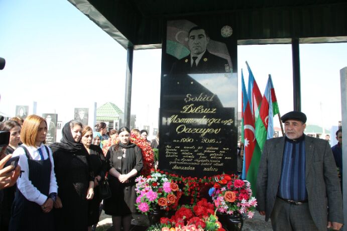 <p>Ağcabədidə aprel şəhidi Dilsuz Qarayevin anım mərasimi qeyd olunub- Mais İbrahimov (FOTO=37)<br />
 </p>