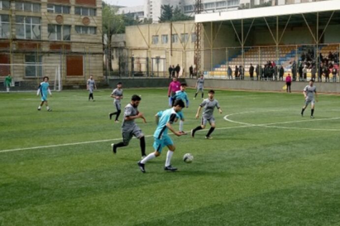 <p>BDU-da Ümummilli lider Heydər Əliyevin 100 illik yubileyinə həsr olunmuş futbol turniri davam edir (FOTO)<br />
 </p>