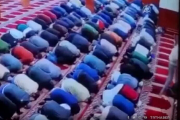 <p>İmam namaz qılarkən bıçaqlandı (VİDEO)</p>