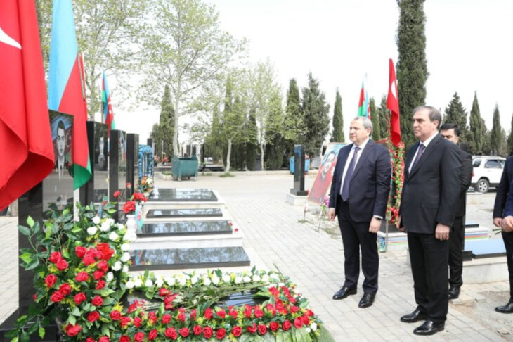 <p>BDU rəhbərliyi Gəncə Şəhidlər xiyabanı ziyarət edib (FOTO=2)<br />
 </p>