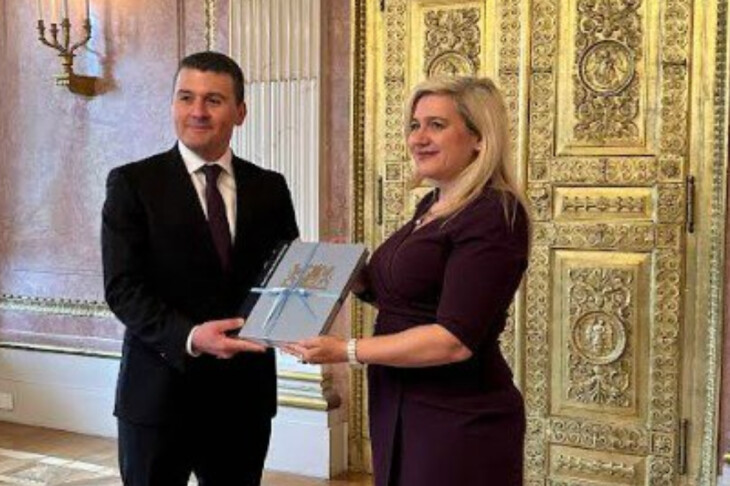<p>Səfir Nəsimi Ağayev Almaniyanın Bavariya federal torpağına səfər edib (FOTO)</p>

<p> </p>