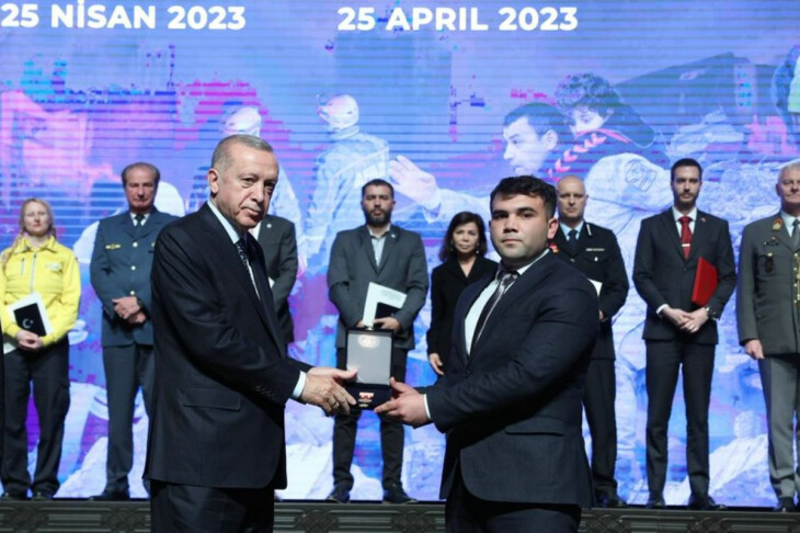 <p>Azərbaycan könüllüsü Türkiyə Prezidenti tərəfindən təltif olunub (FOTO)<br />
 </p>