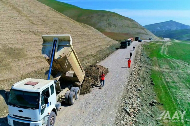 <p>Siyəzən rayonunda Siyəzən-Dağ Quşçu-Ərziküş avtomobil yolunun əsaslı şəkildə yenidən qurulması davam etdirilir. (VİDEO+FOTO=15)</p>