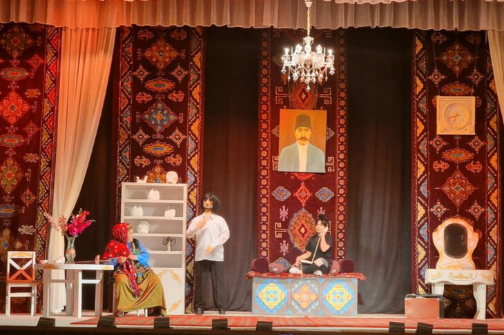 <p>Özbəkistanda Azərbaycan teatr və kino sənətinin şedevrlərindən olan “Qayınana” komediyası yeni mövsümdə tamaşaya qoyulub (FOTO=10)</p>