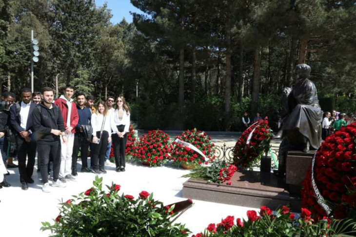 <p>BDU-nun əcnəbi tələbələri Fəxri xiyabanı ziyarət ediblər (FOTO=5)<br />
 </p>