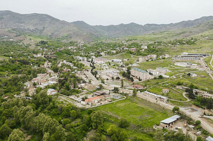 <p>Azərbaycanlılar Hadrut şəhərinin mərkəzi kitabxanasını dağıdıblar-Varsik Amircanyan</p>