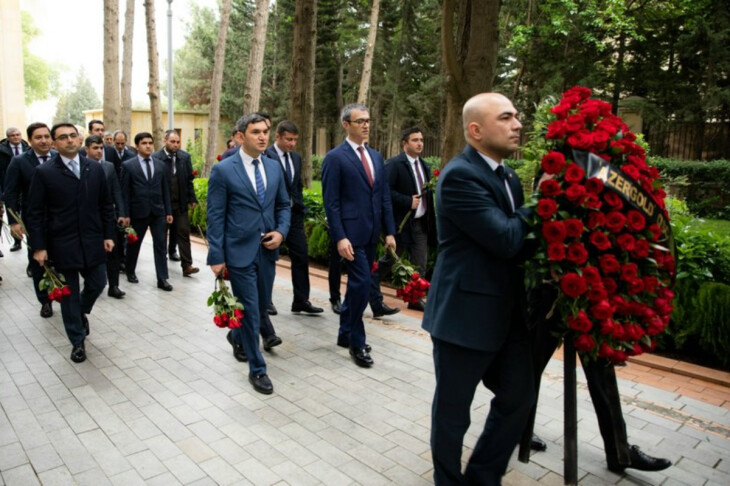 <p>"AzerGold" QSC və törəmə şirkətlərinin kollektivi Ulu Öndər Heydər Əliyevin məzarını ziyarət edib </p>