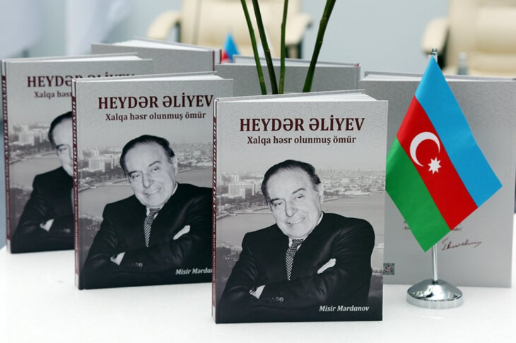 <p>AMEA-da “Heydər Əliyev: Xalqa həsr olunmuş ömür” kitabının təqdimatı olub (FOTO=21)<br />
 </p>