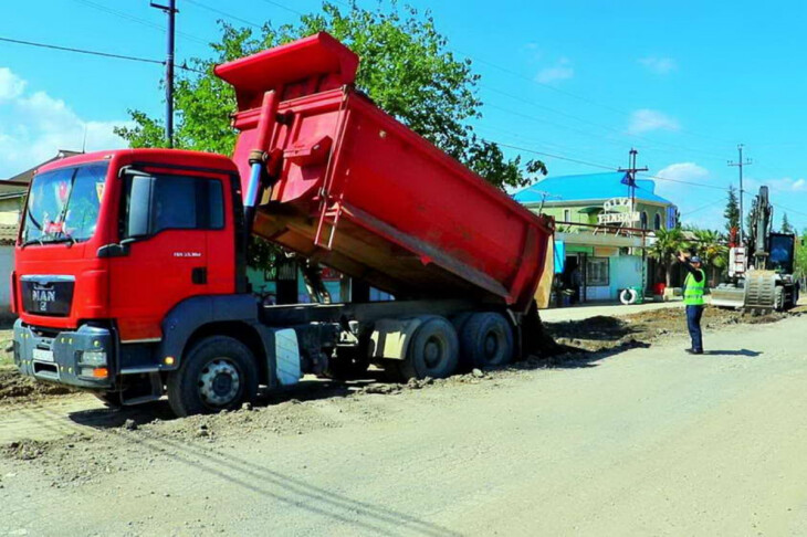<p>Neftçala rayonunda 11 yaşayış məntəqəsinin yolları yenidən qurulur (VİDEO+FOTO=6)</p>