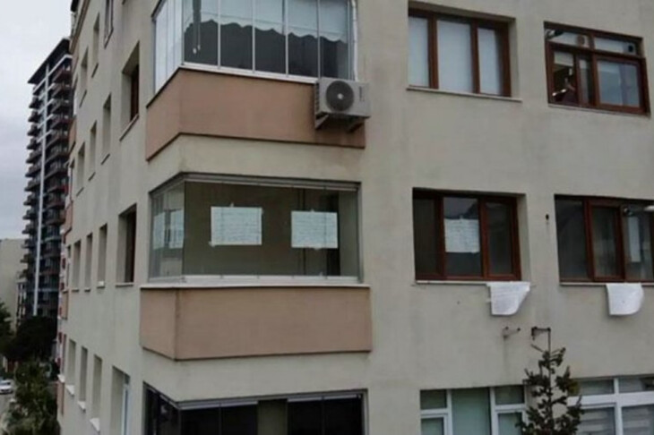 <p>Ev sahibi ilə anlaşa bilməyən kirayəçi yaşadıqlarını evin pəncərələrinə asıb</p>
