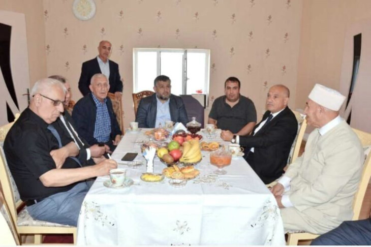 <p>“Hər evin qapısını roman cildi kimi aç”</p>