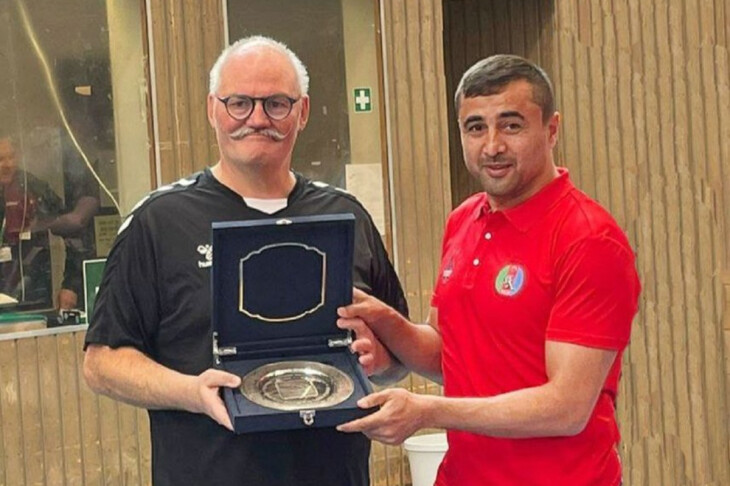 <p>AzMİU-nun güləş məşqçisi 15-ci Paul Klein Fəxri Kuboku ilə təltif olunub (FOTO=3)<br />
 </p>