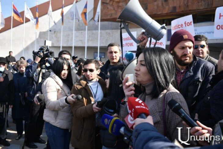 <p>Erməni deputat: Azərbaycanın keçid məntəqəsindən keçmək Azərbaycanın qaydaları ilə razılaşmaq deməkdir</p>