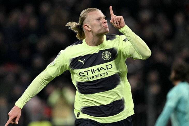 <p>FUTBOL: Haaland birgə fotosunda əli ilə bir azarkeşin köynəyindəki “Mançester Yunayted” emblemini örtüb: “Özünə yeni köynək al!”</p>