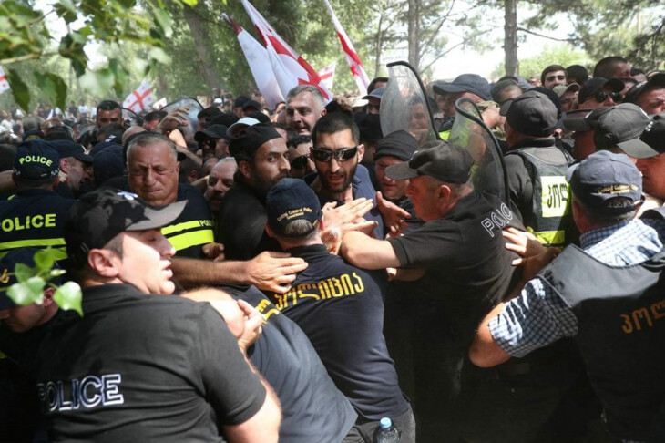 <p>Gürcüstanda keçirilən festivalda LGBT əleyhdarları polis kordonunu yarıblar</p>