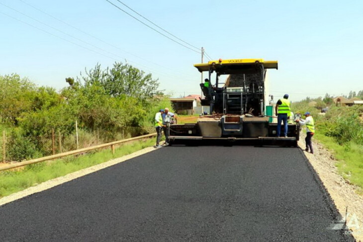<p>Salyan rayonunda 33 km uzunluğa malik yollar yenidən qurulur (+VİDEO/FOTO=21)</p>