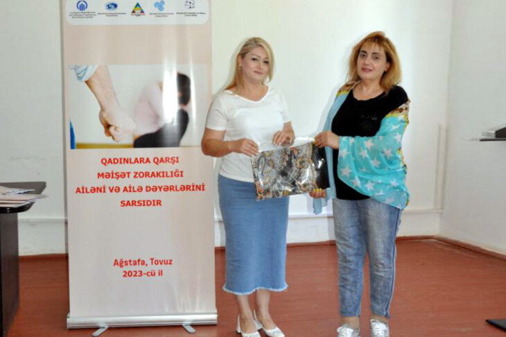<p>“Qadınlara qarşı zorakılıq ailəni və ailə dəyərlərini sarsıdır” layihəsi üzrə Ağstafa rayonunda regional təlimlər davam edir</p>