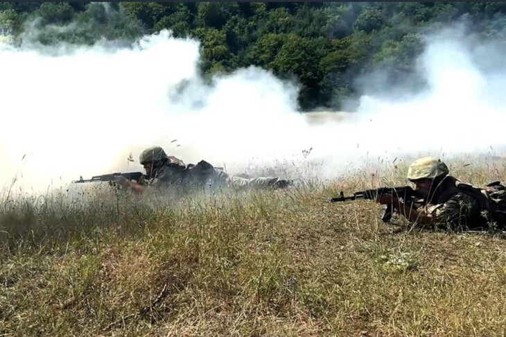 <p>Düşərgə toplanışına cəlb edilən kursantlarla praktiki məşğələlər keçirilir</p>