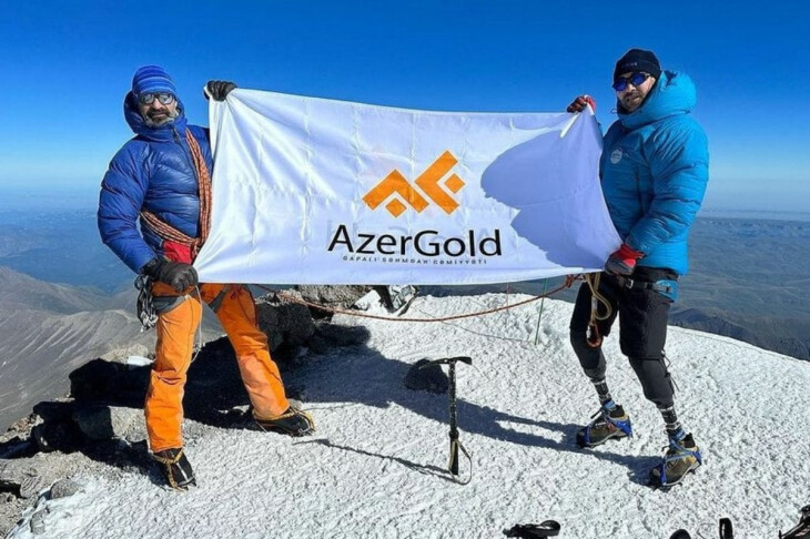 <p>“AzerGold” QSC-nin dəstəyi ilə alpinist İsrafil Aşurlı və qazi Polad Rzayev Elbrus zirvəsini fəth ediblər<br />
 <br />
 </p>