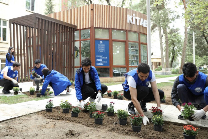 <p>BDU-da çiçəkəkmə aksiyası (FOTO=8)</p>