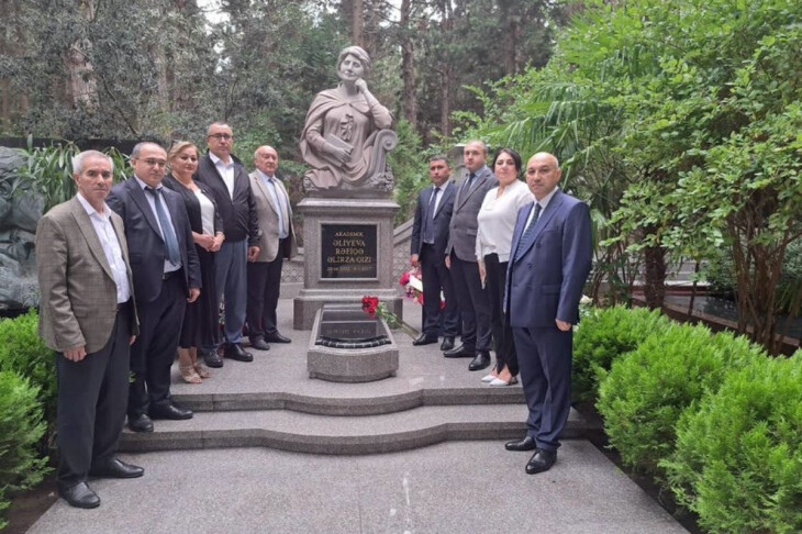 <p>BDU-nun Kimya fakültəsinin kollektivi akademik Rəfiqə Əliyevanın məzarını ziyarət edib  </p>