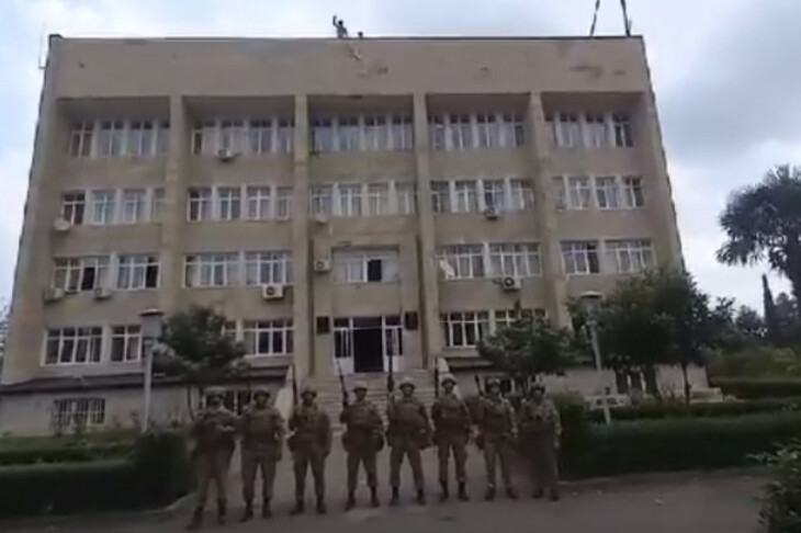 <p>Ağdərənin mərkəzində Azərbaycan bayrağı qaldırıldı (VİDEO)</p>