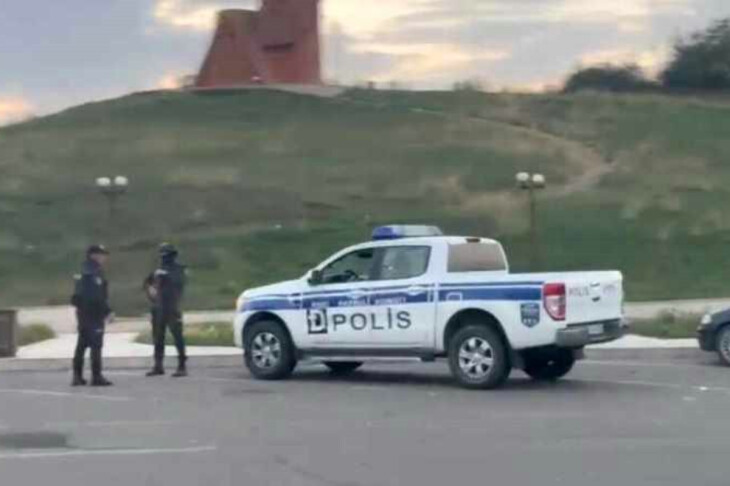 <p>Azərbaycan polisi “Biz və bizim dağlar” abidəsinin yanında</p>